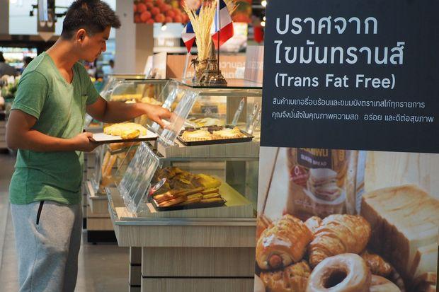 В мае 2018 года сеть гипермаркетов Теско Лотус отказалась от использования трансжиров в продуктах брендовых пекарен. Фото Bangkok Post