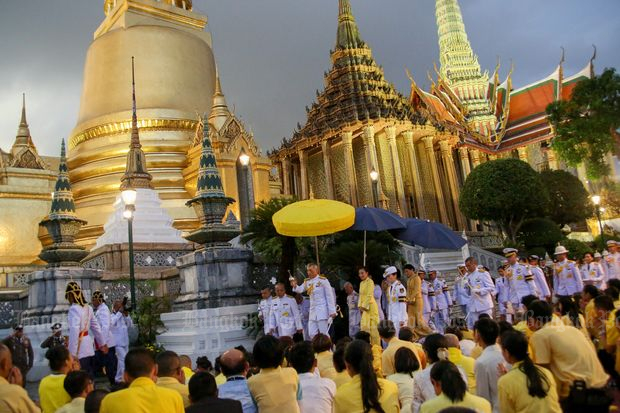 Его Величество окропляет святой водой подданных у храма Изумрудного Будды в Бангкоке 28 июля. Фото Bangkok Post