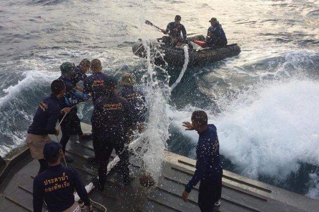 Моряки Королевских тайских ВМС на операции по поиску жертв после крушения туристического судна "Феникс". Фото Отдела по связям с общественностью 