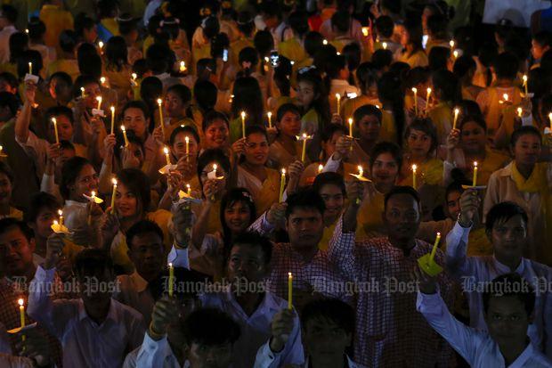 Подданные исполняют новый Королевский гимн. Фото Bangkok Post