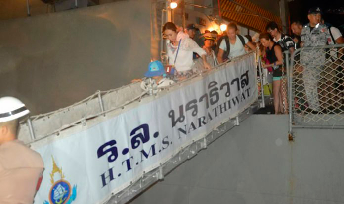 Туристы доставлены на Пхукет с острова Ко Рача Яй. Фото Pattaya Mail