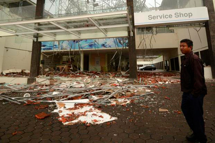 Разрушенный после землетрясения магазин в Денпасаре. Фото AFP
