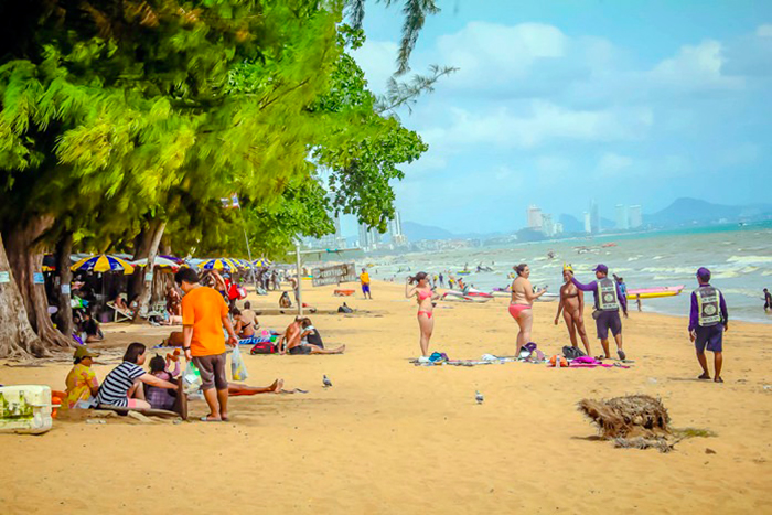 9 августа власти Паттайи провели рейд по пляжам курорта с целью наблюдения за соблюдением правила о запрете курения на пляже. Фото Pattaya Mail