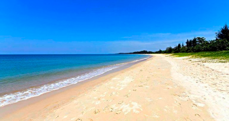 Пляж Май Кхао