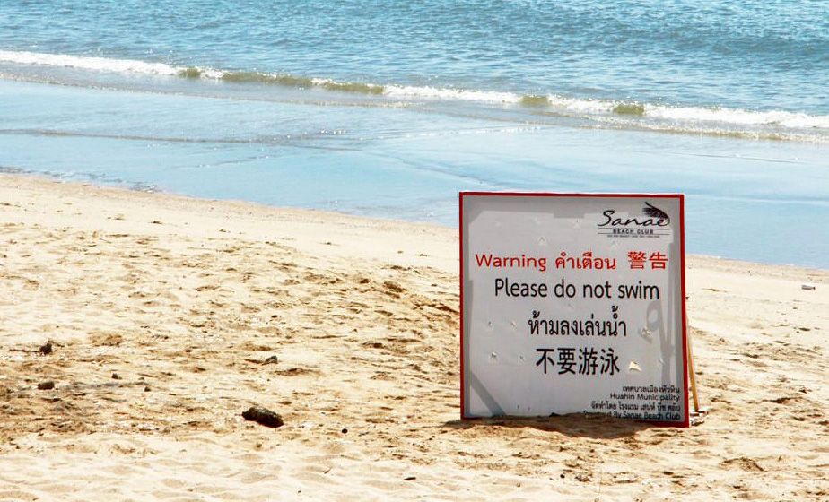Предупреждающий знак о вероятном появлении акул на пляже Хуа Хина. Фото Phuket Gazette