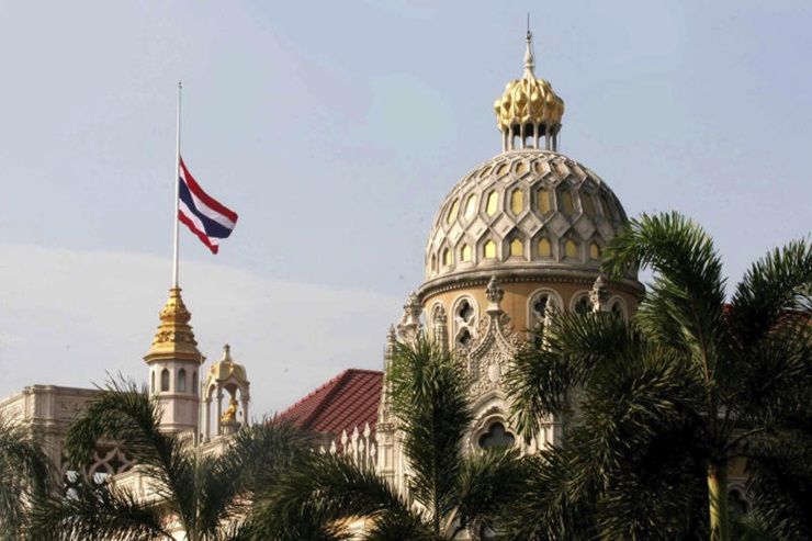 В знак траура и памяти Президента Вьетнама, Таиланд приспускает государственные флаги. Фото Национального Бюро новостей Таиланда