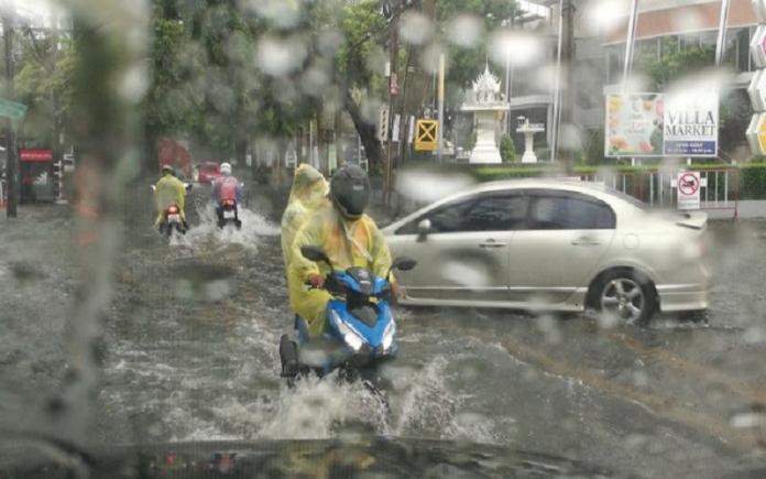 Дождь в Бангкоке. Фото Khaosod