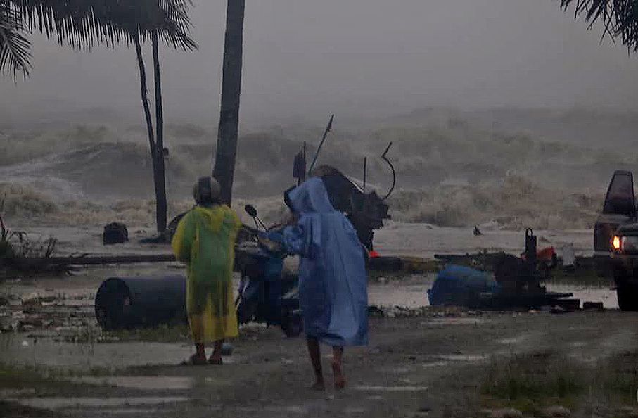 Провинция Накхонситхаммарат первая встретила тропический шторм "Пабук"