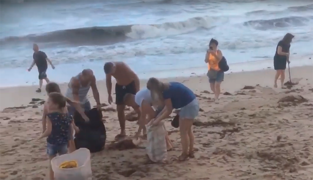 Иностранные туристы помогают очистить пляж Ламаи на Мамуи после шторма
