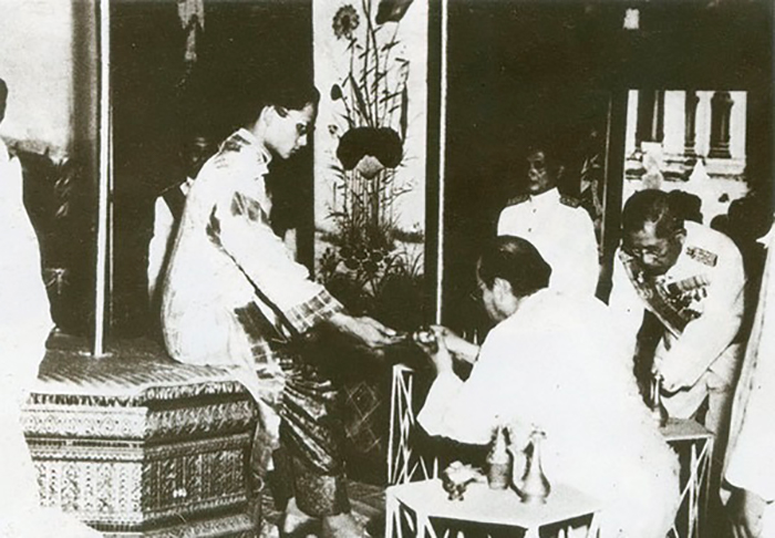 Брахман льет воду на руку во время коронации короля Пумипона мае в 1950 года