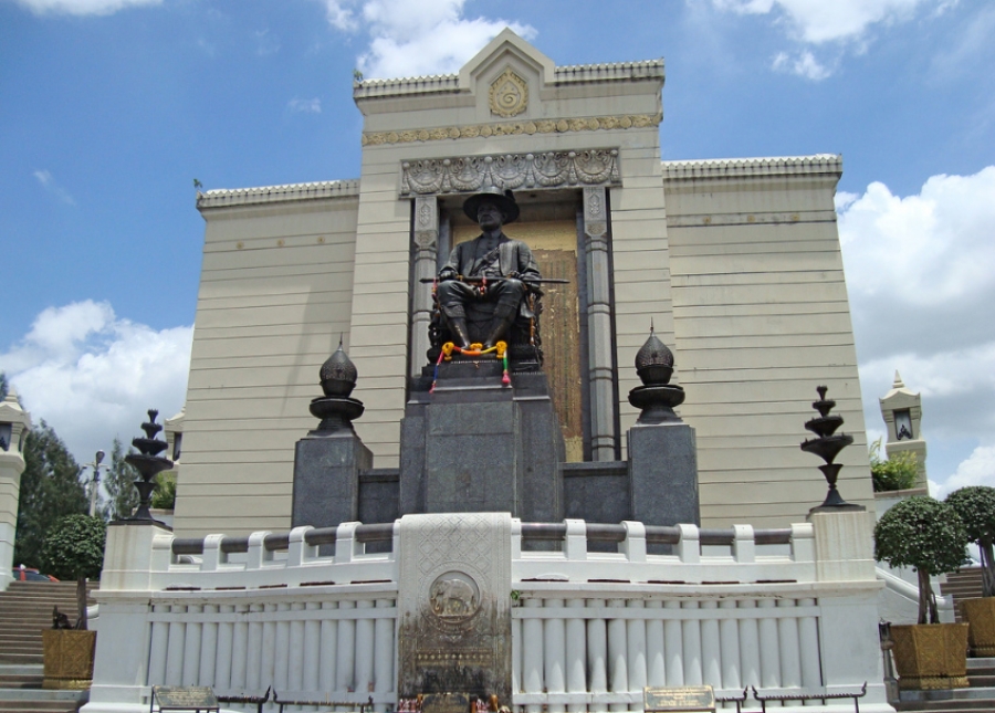 Памятник Его Величеству Раме I (1932 г.) у Мемориального моста в честь основателя Бангкока и династии Чакри.