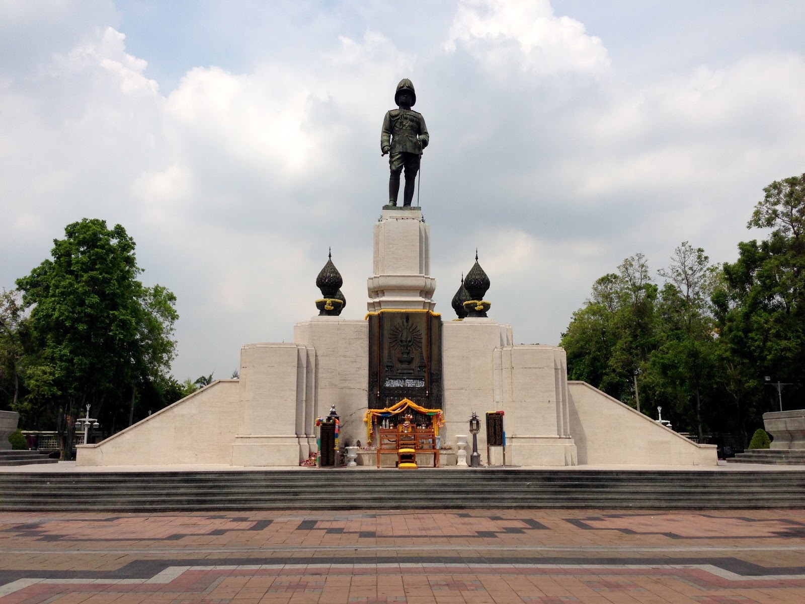 Памятник королю Раме VI (1942 г.) в парке Люмпини, памятник королю, благодаря которому Ферочи был приглашен в Таиланд.