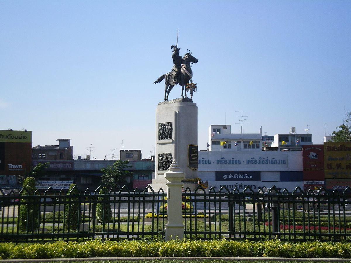 Памятник королю Таксину (1954 г.) в Тонбури в честь короля, который объединил королевство после падения Аюттхаи, изгнал бирманцев и основал столицу в Тонбури.