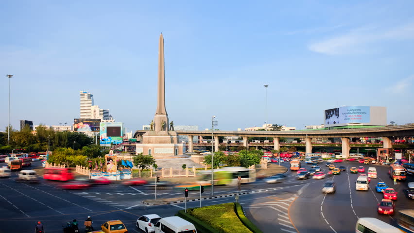 Монумент Победы (1941 г.) на Пхахониотин в честь военнослужащих и гражданских лиц Таиланда, погибших во франко-тайской войне с ноября 1940 г. по январь 1941 г. за спорные индокитайские территории, которые сейчас являются частью Камбоджи.