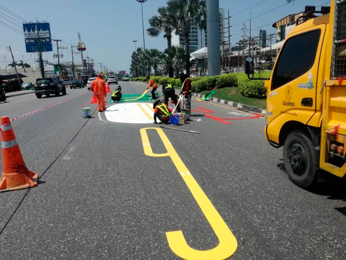 Паттайя обновляет дорожную разметку для лучшей навигации во время Сонгкрана, в качестве одной из мер по предотвращению ДТП во время праздника. Фото Pattaya Mail