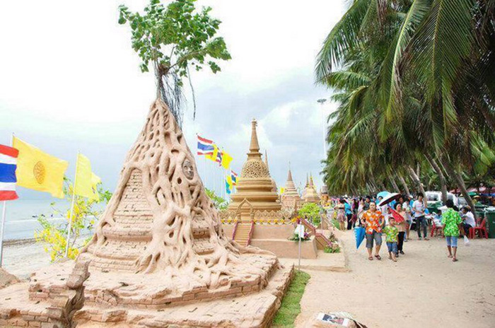 Масштабный фестиваль песчаных скульптур проходит в Банг Саене, приморском городе провинции Чонбури