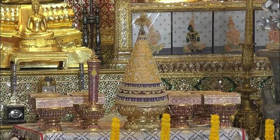 Золотые таблицы с официальным именем Его Величества и королевская печать. Церемонии создания в храме Изумрудного Будды в Бангкоке 22 и 23 апреля 2019