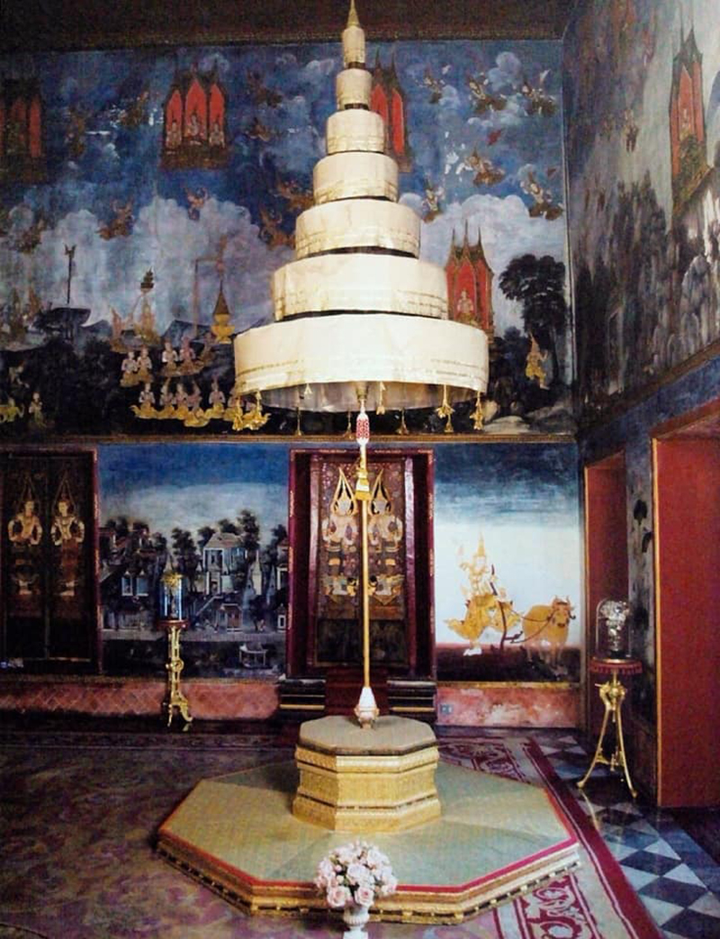 Семиуровневый зонт у восьмиугольного трона Пратханатхат Утхумпонрачат в Большом дворце