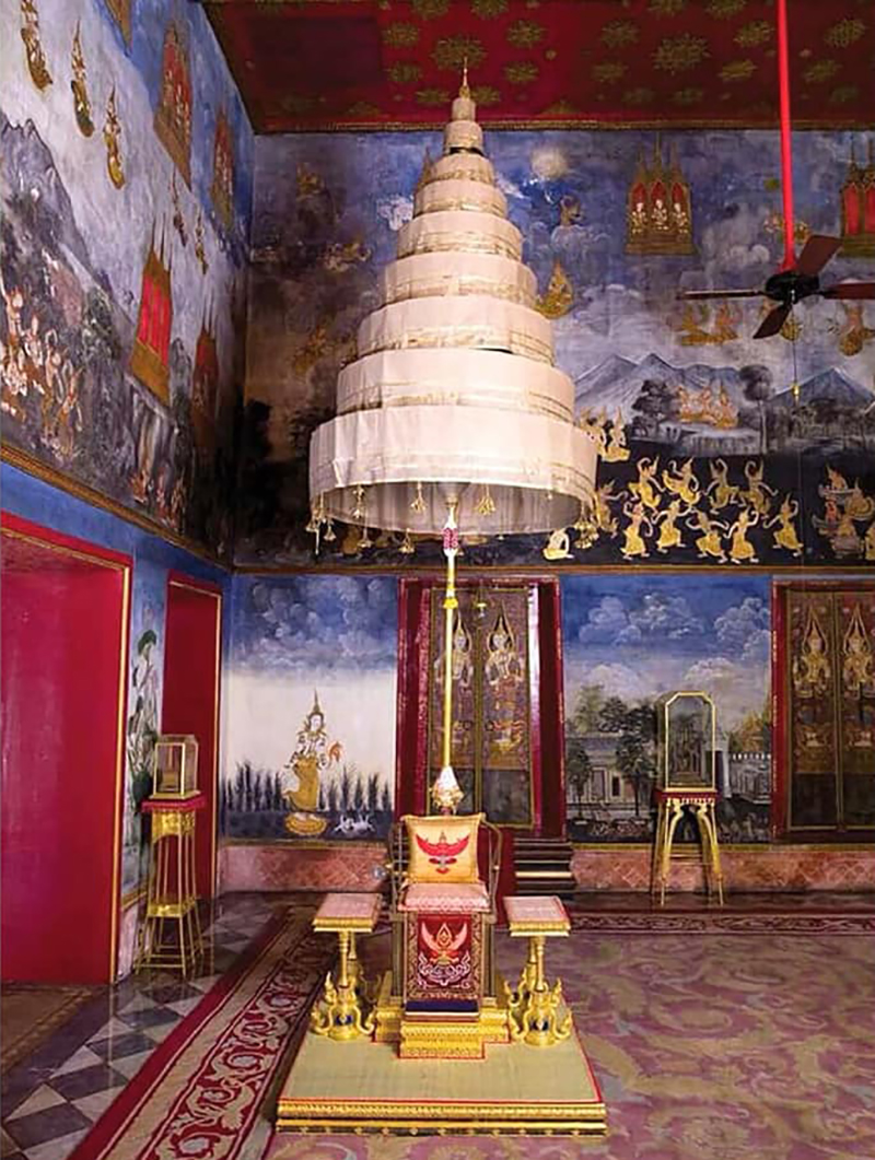 Девятиуровневый зонт - символ королевской власти в тронном зале Патханапхат в Большом дворце