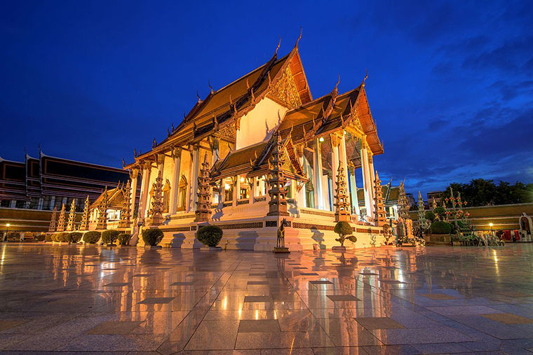 Wat Suthat Thepphawararam - буддийский храм в Бангкоке. Это королевский храм высшего ранга, один из десяти подобных храмов в Бангкоке. Строительство храма было начато королем Рамой I в 1810 году.