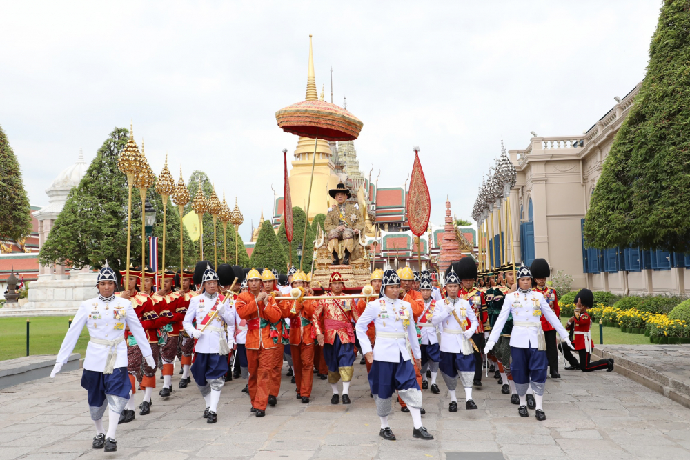 Королевская процессия направляется в храм Изумрудного Будды.