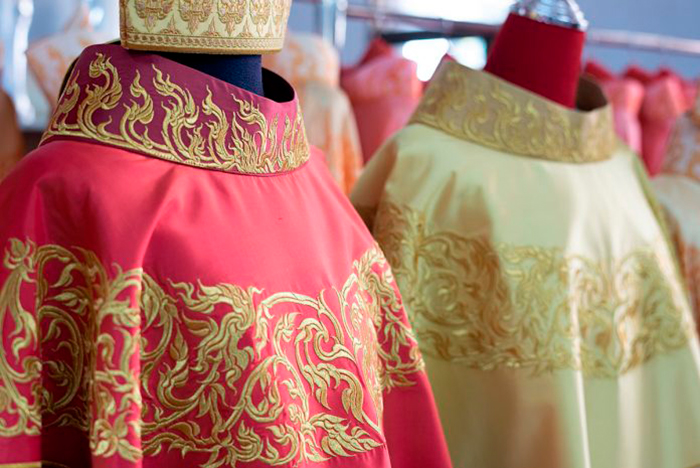 Праздничные ризы из тайского шелка для Папы Римского для служения Святой Мессы 21 ноября. Фото Khaosod