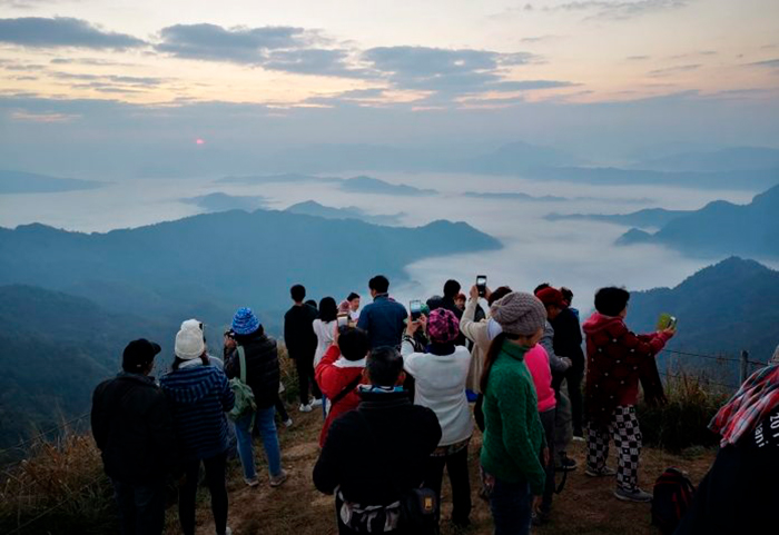Туристы на вершине Фу Чи Фа в Чианграе