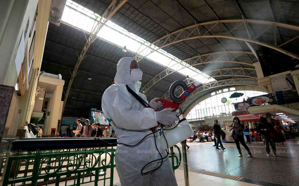Дезинфекция на вокзале Хуа Лампонг в Бангкоке. Фото Bangkok Post
