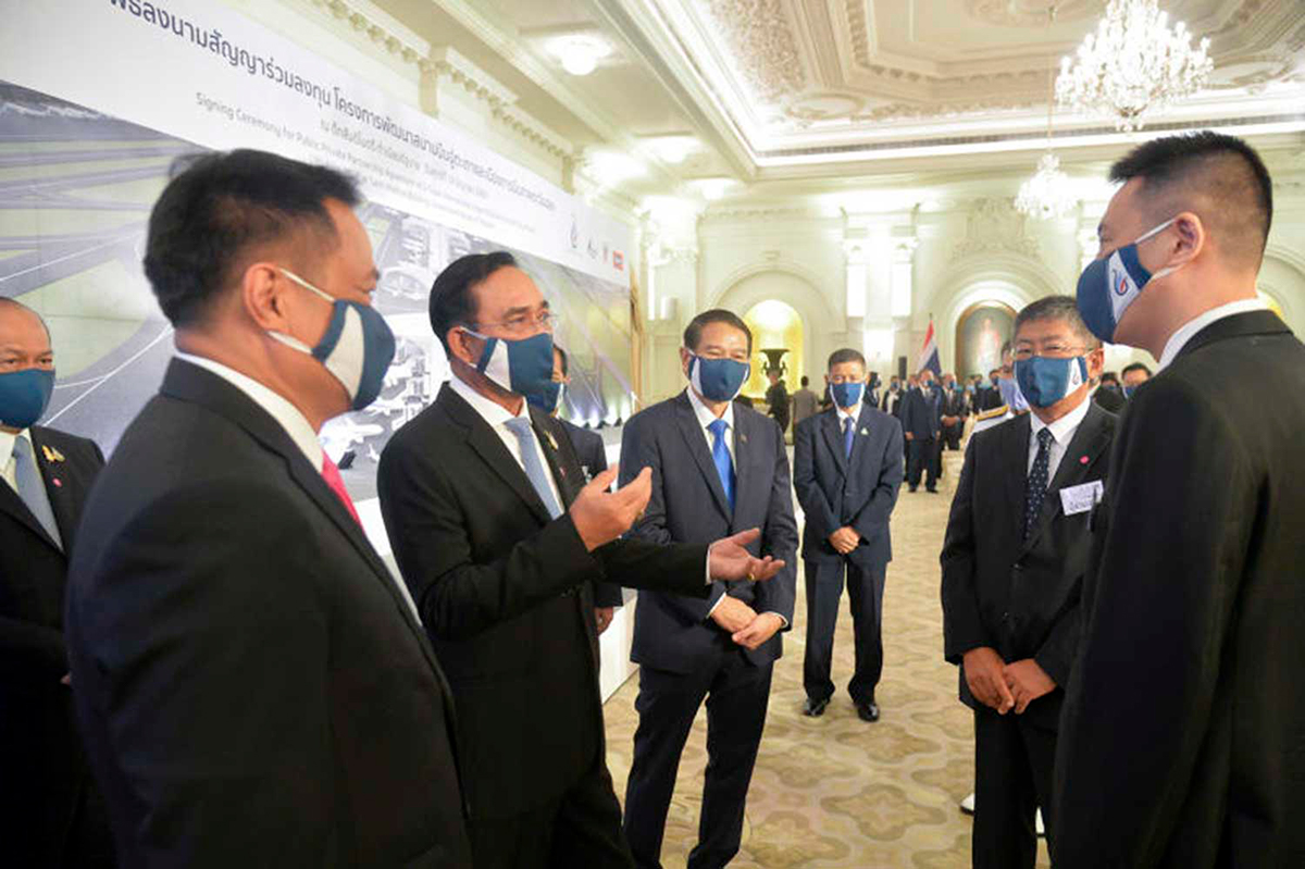 Премьер-министр Прают Чан-Оча беседует с бизнесменами в доме Правительства. Фото Bangkok Post