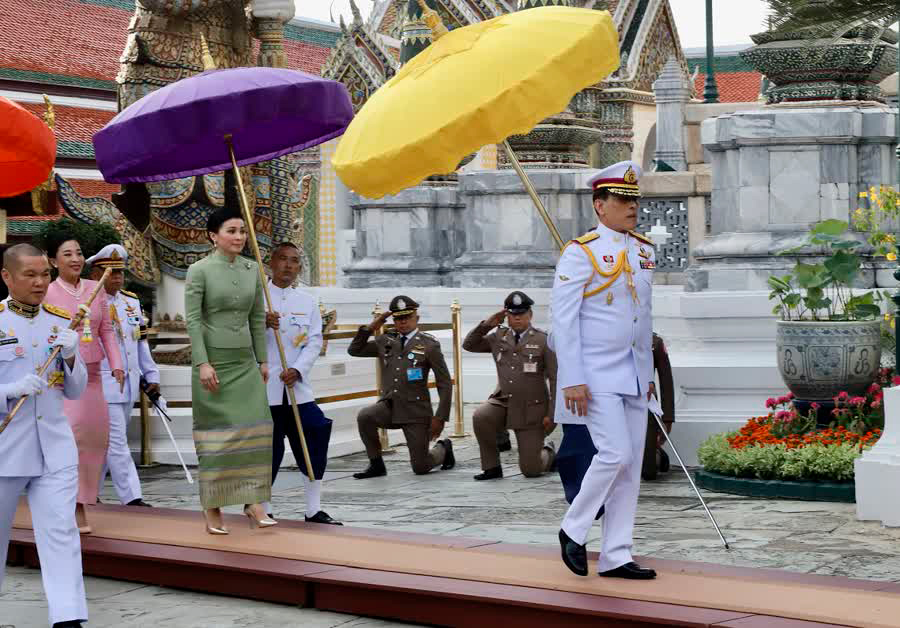 Их Величества Король и Королева Таиланда направляются на королевскую церемонию в храм Изумрудного Будды. Фото NNT