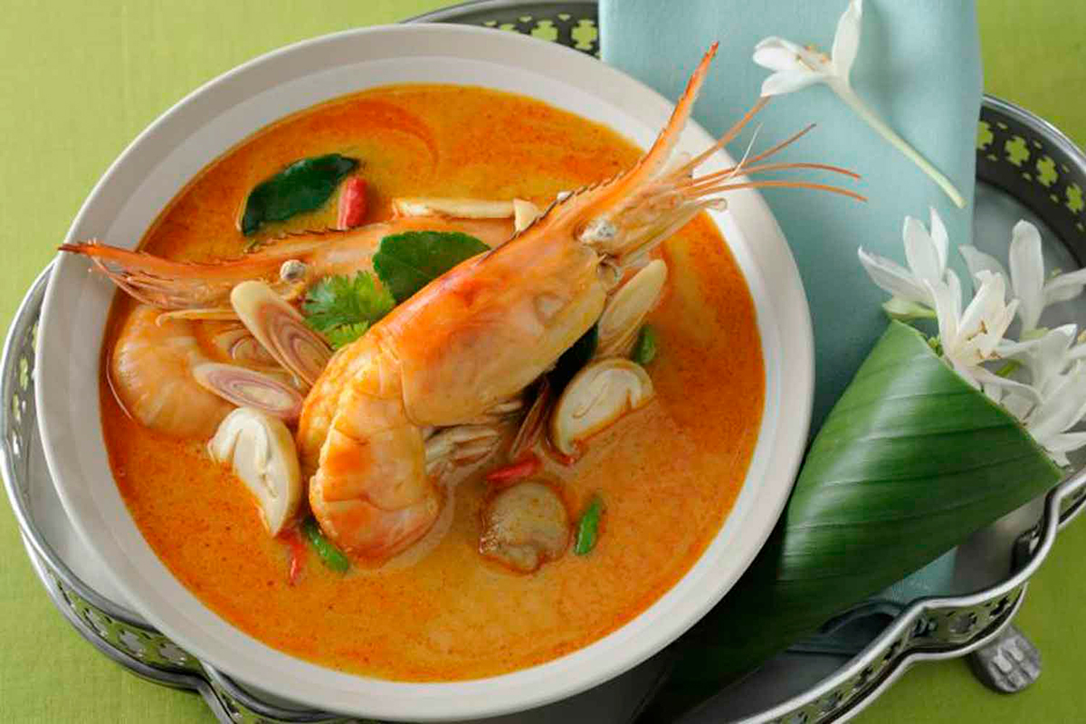 Всемирно известный острый тайский суп Том Ям Кунг - суп с креветками, грибами и кокосовыми сливками