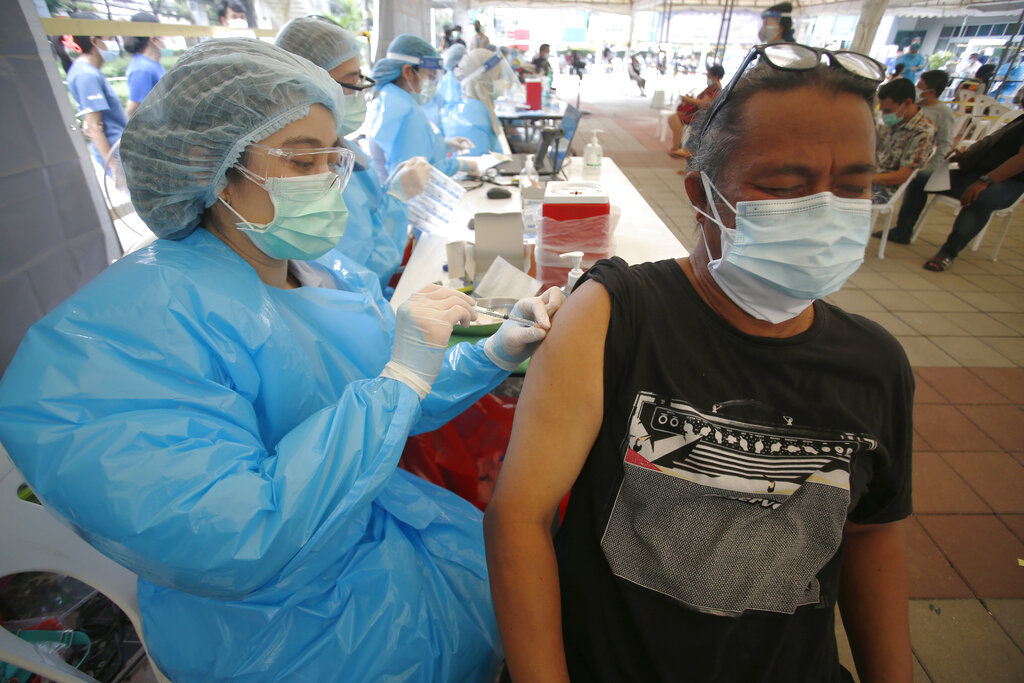 Медработник вводит вакцину жителю района Клонг Той в Бангкоке. Фото Khaosod