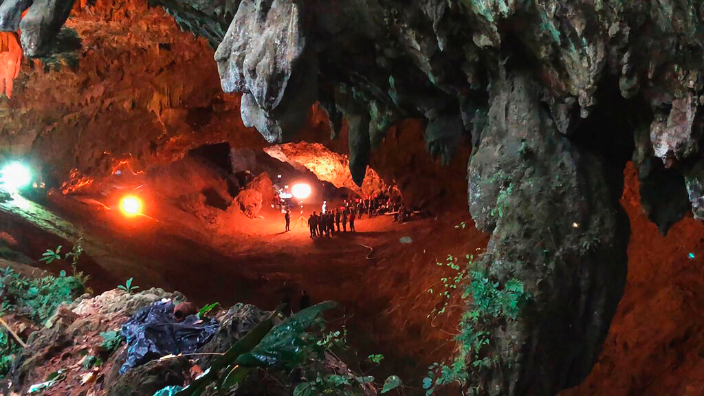  Сцена из документального фильма «Спасение», в котором рассказывается о спасении в 2018 году 12 тайских мальчиков и их футбольного тренера, оказавшихся глубоко внутри затопленной пещеры. Фото: National Geographic через AP