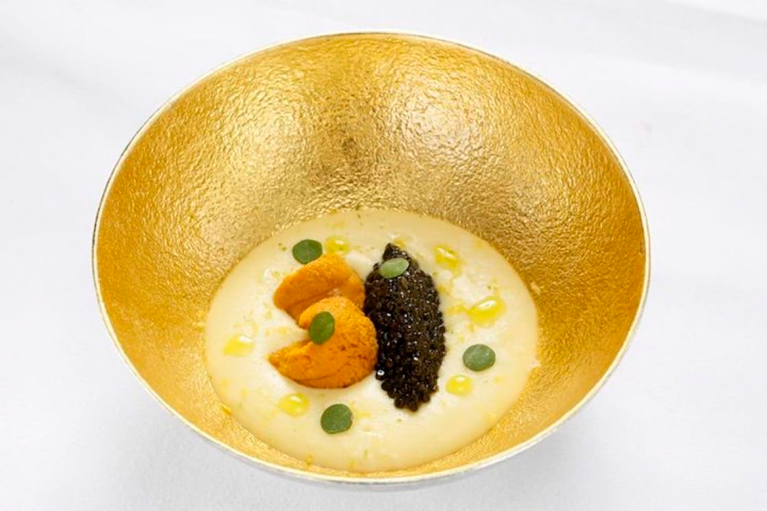 Одно из любимых блюд шеф-повара Арно Дюнана Сотье - Caviar Kristal et Oursin D'Hokkaido с морским ежом и картофельной пеной с соусом из шампанского. Фото Guide Michelinn, Facebook La Normandie  