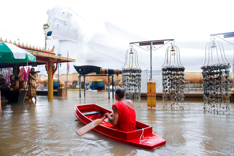 Более 40 храмов Аюттхайи переживают наводнение после муссонных дождей. Фото Reuters