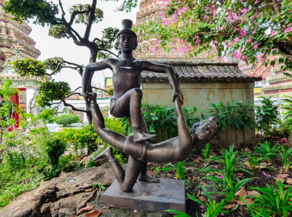 Скульптуры Реуси Дад Тон в позах традиционного тайского массажа Нуад Тай. Выставлены в Ват Пхо в Бангкоке
