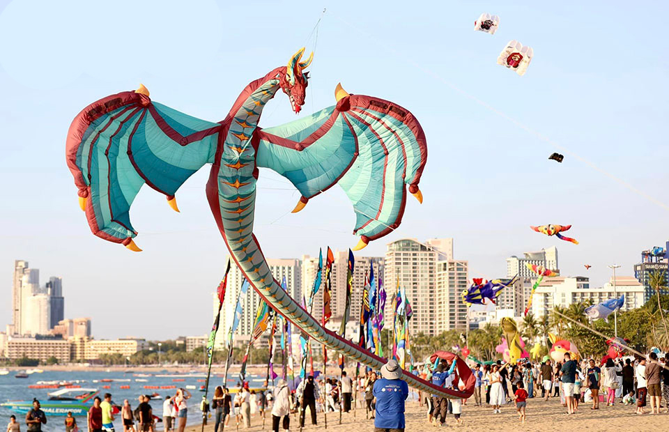 Фестиваль воздушных змеев на Паттайя Бич в Паттайе. Изображение Pattaya Mail