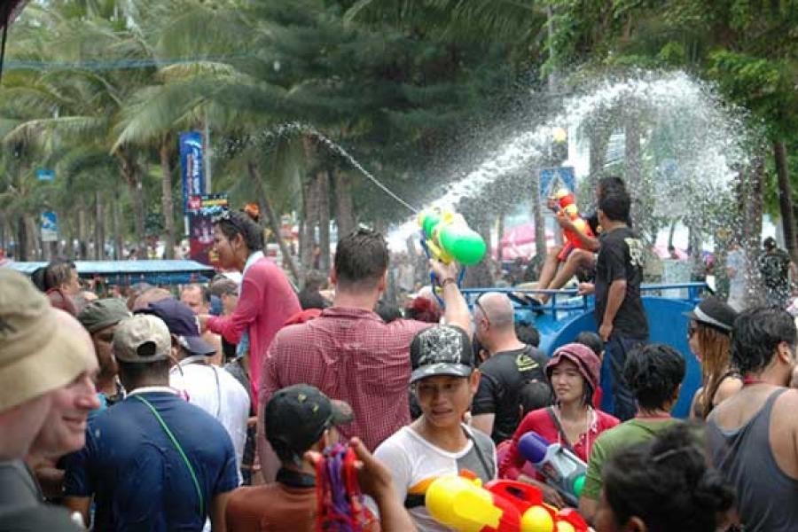 Сонкран в Паттайе — фестиваль воды Ван Лай