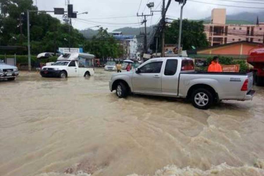 Сильные паводковые воды стекают на нижние улицы в Патонге