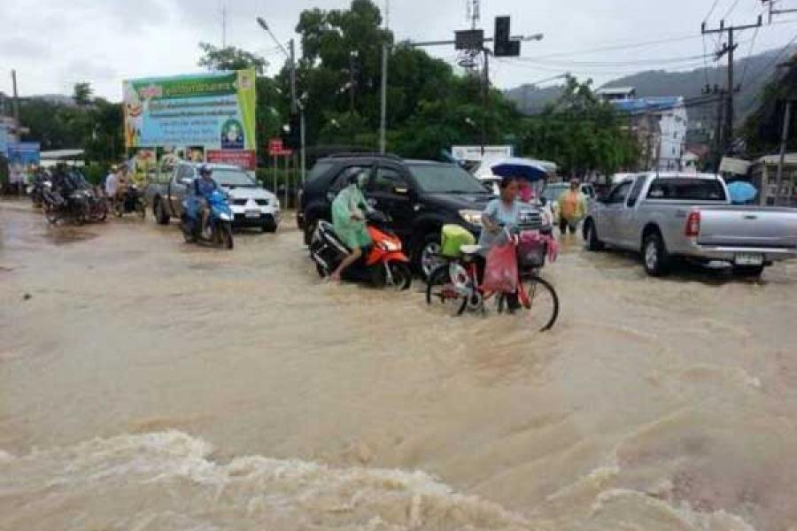 Потоки воды с возвышенных улиц в Патонге