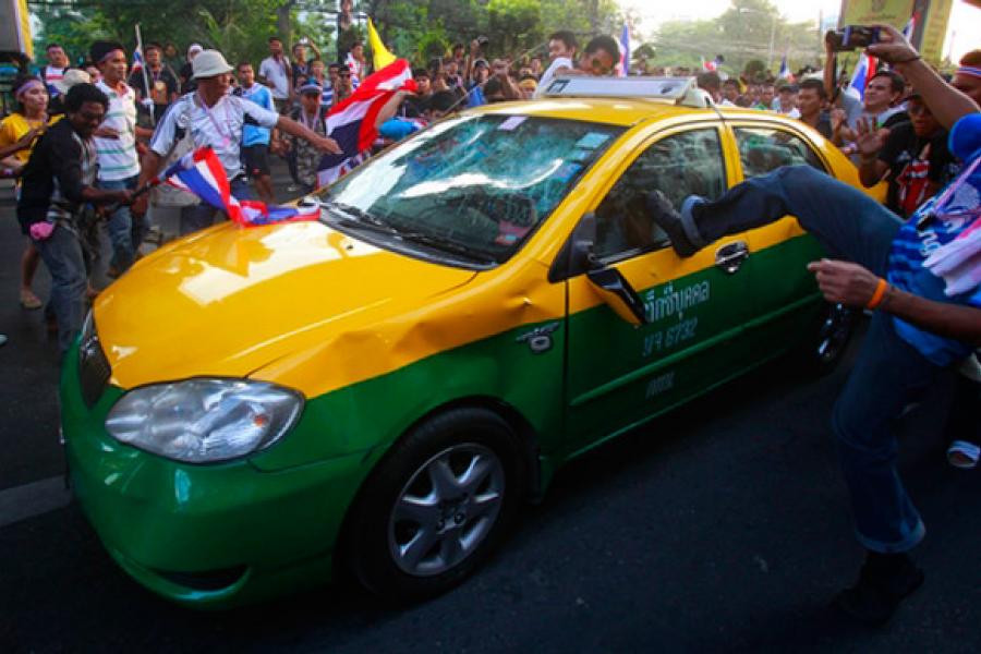 Антиправительственные группировки разбивают такси UDD