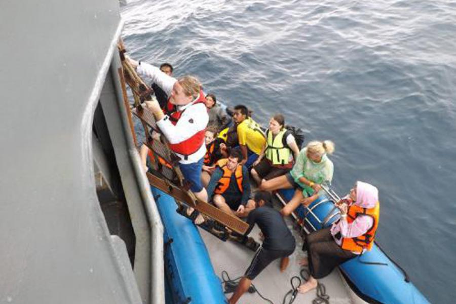 HTMS "Паттани" спасает 87 туристов, оказавшимся в затруднительном положении ночью на Симиланских островах