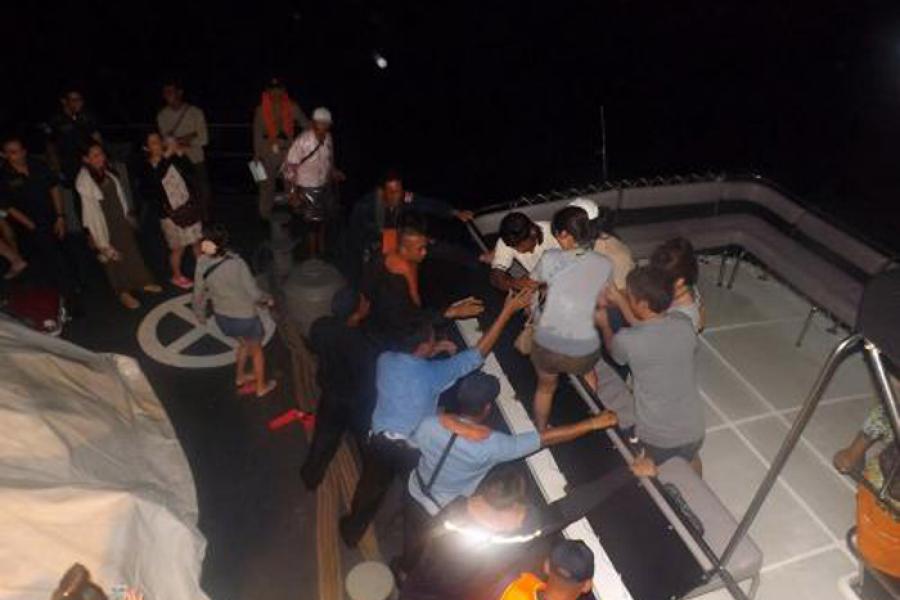 HTMS "Сирача" был послан, чтобы спасти 157 туристов