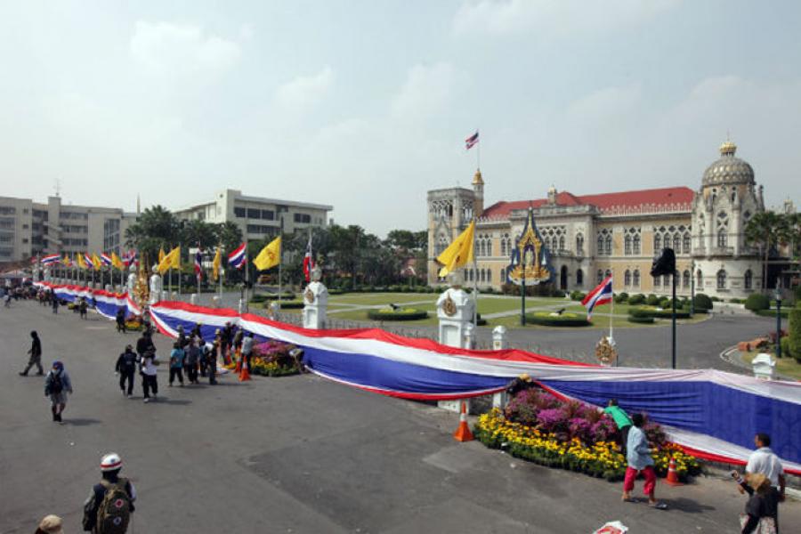 Студенты в Бангкоке обернули Дом правительства национальным флагом