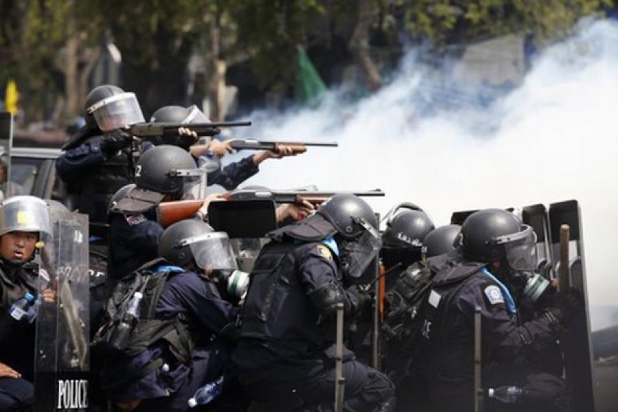 Столкновения между полицией и протестующими в Бангкоке