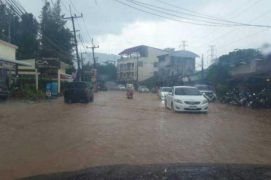 Наводнения на Пхукете замедлили трафик