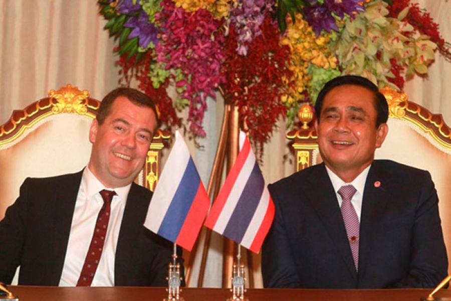 Встреча Председателя Правительства Дмитрия Медведева и премьер-министра Тайланда Праюта Чан-Оча. Фото Past Today