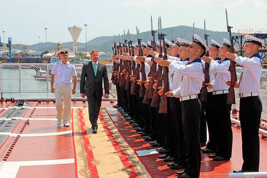 Посол РФ в Тайланде Кирилл Барский принимает парад у группы кораблей Тихоокеанского ВМФ, посетивших Тайланд весной 2015 года.