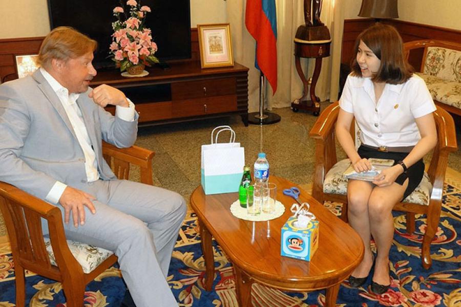 На собеседовании в Посольстве РФ. Посол России в Тайланде Кирилл Барский беседует с тайской студенткой