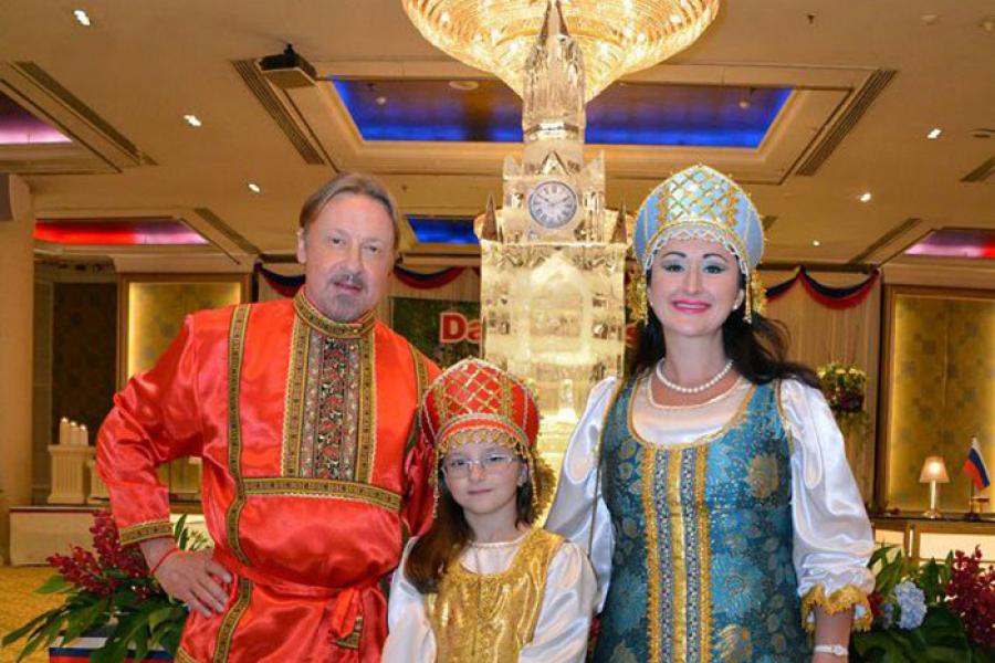 Торжественый приём в честь Дня России — Посол России Кирилл Барский с супругой Ольгой и дочерью Марией